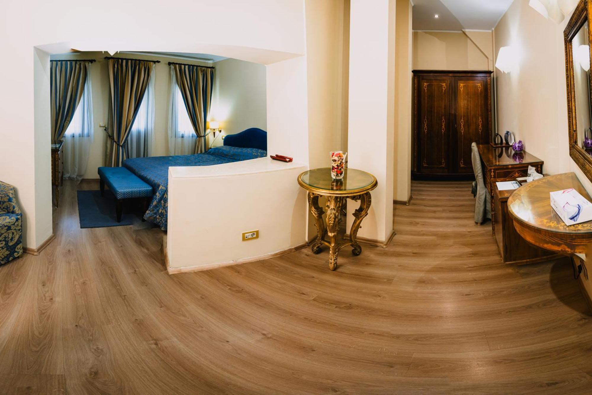 Vigo Hotel Ploieşti Esterno foto