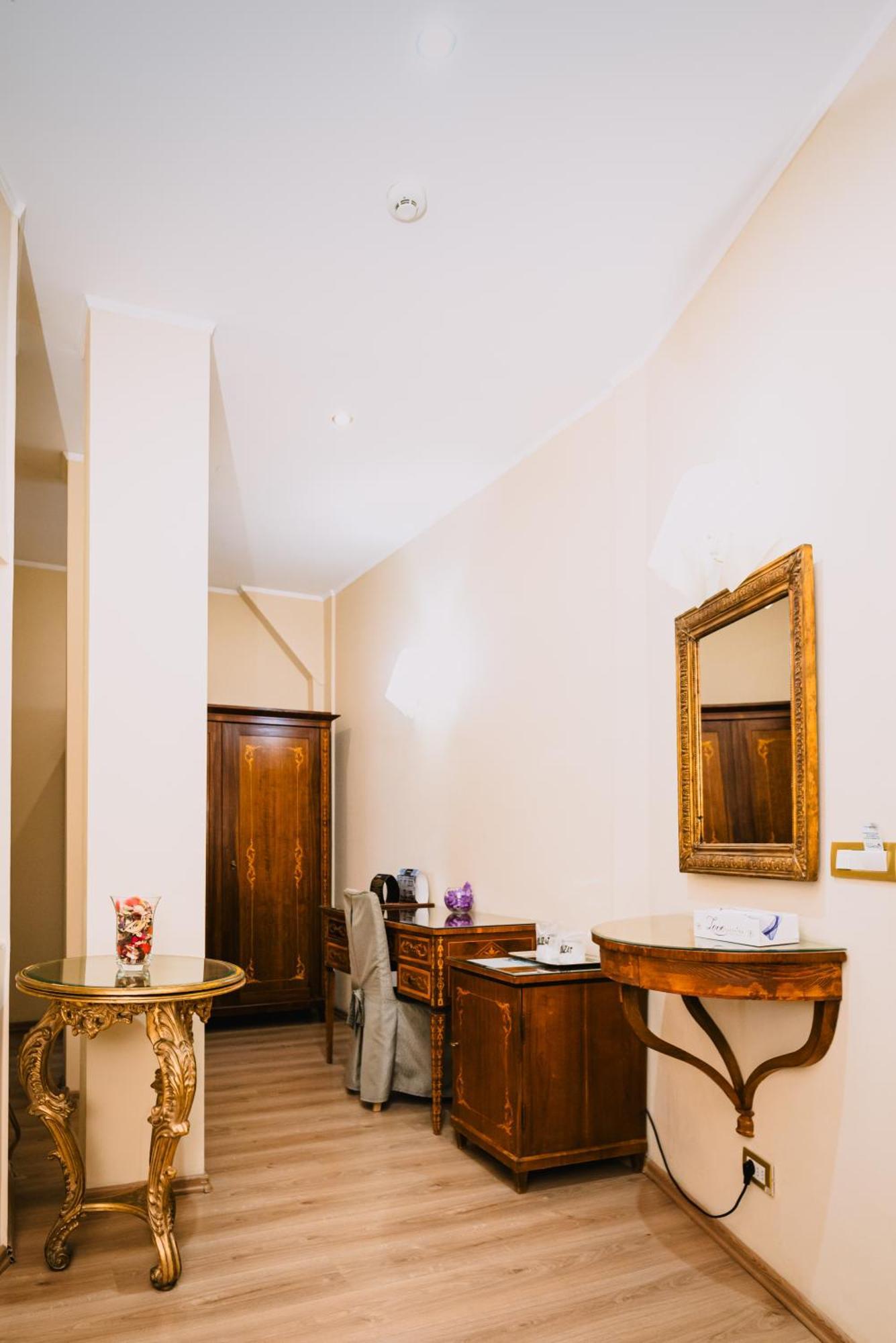 Vigo Hotel Ploieşti Esterno foto