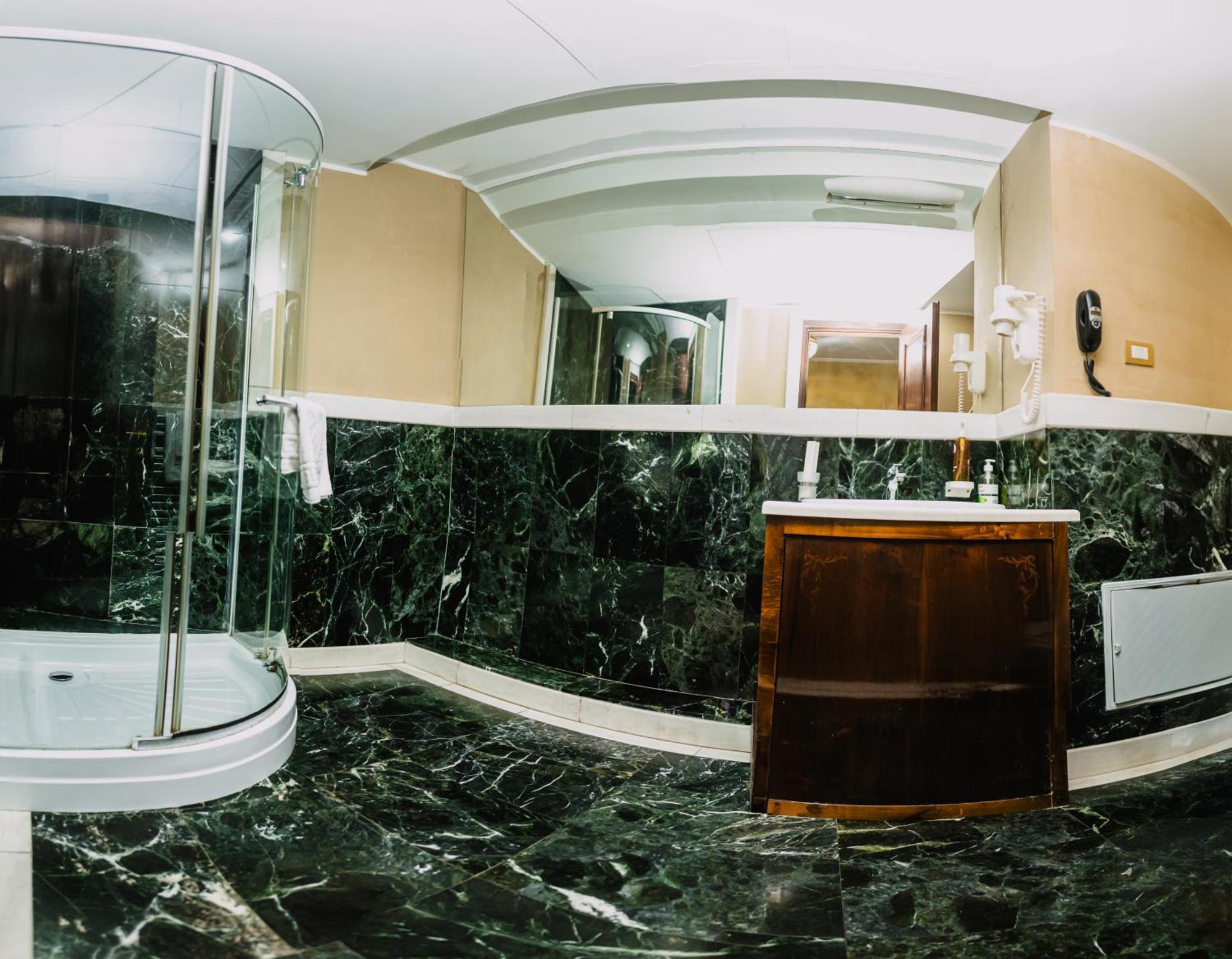 Vigo Hotel Ploieşti Esterno foto